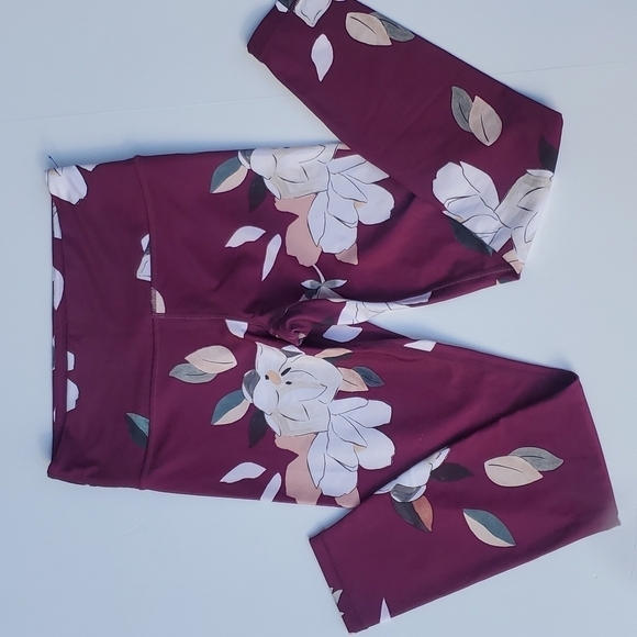 Athleta Burgandy Floral print leggings small 7/8 length - Picture 1 of 3